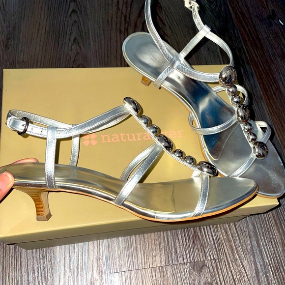 Naturalizer Silver size 8.5 kitten heel sandals - Picture 1 of 2